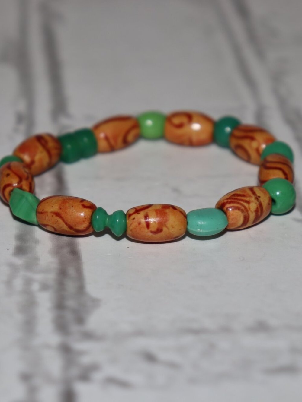 🤎💚✨ NWOT Wooden & Green Glass Beaded Bracelet · 7"